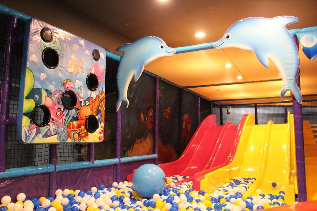 Chateau Beach Resort Kenting Exterior foto An indoor playground in Singapore