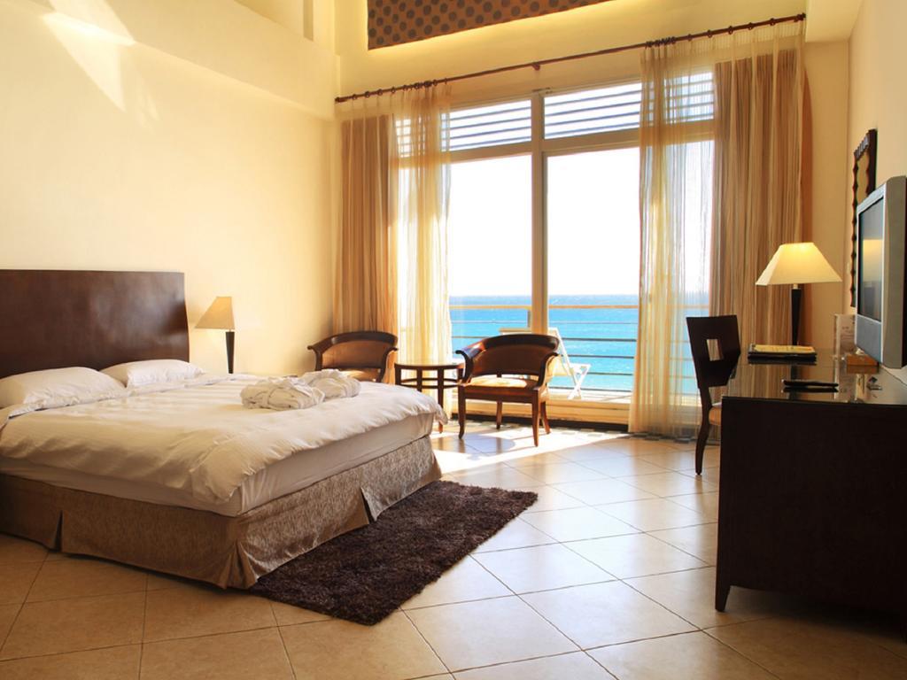 Chateau Beach Resort Kenting Exterior foto A room at the Kempinski Hotel, Muscat